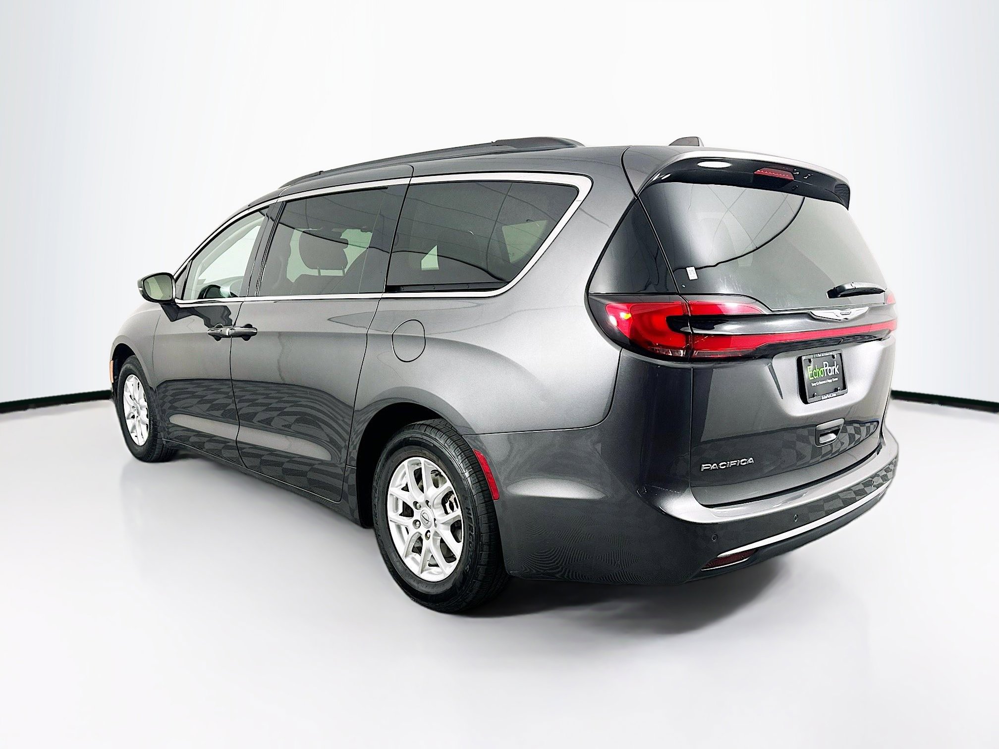 Used 2022 Chrysler Pacifica Touring-L image 5