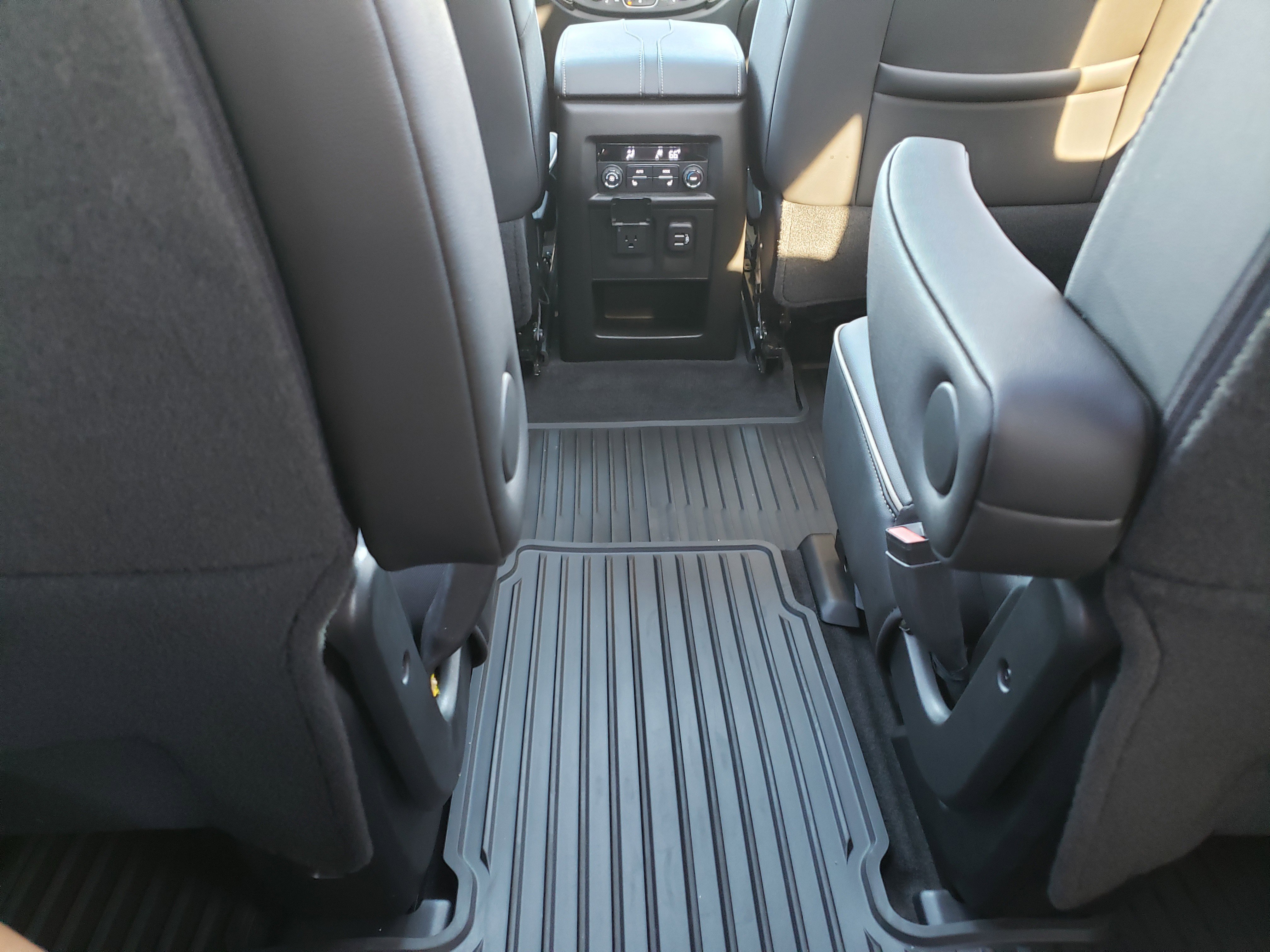 Used 2023 Chevrolet Traverse Premier image 35