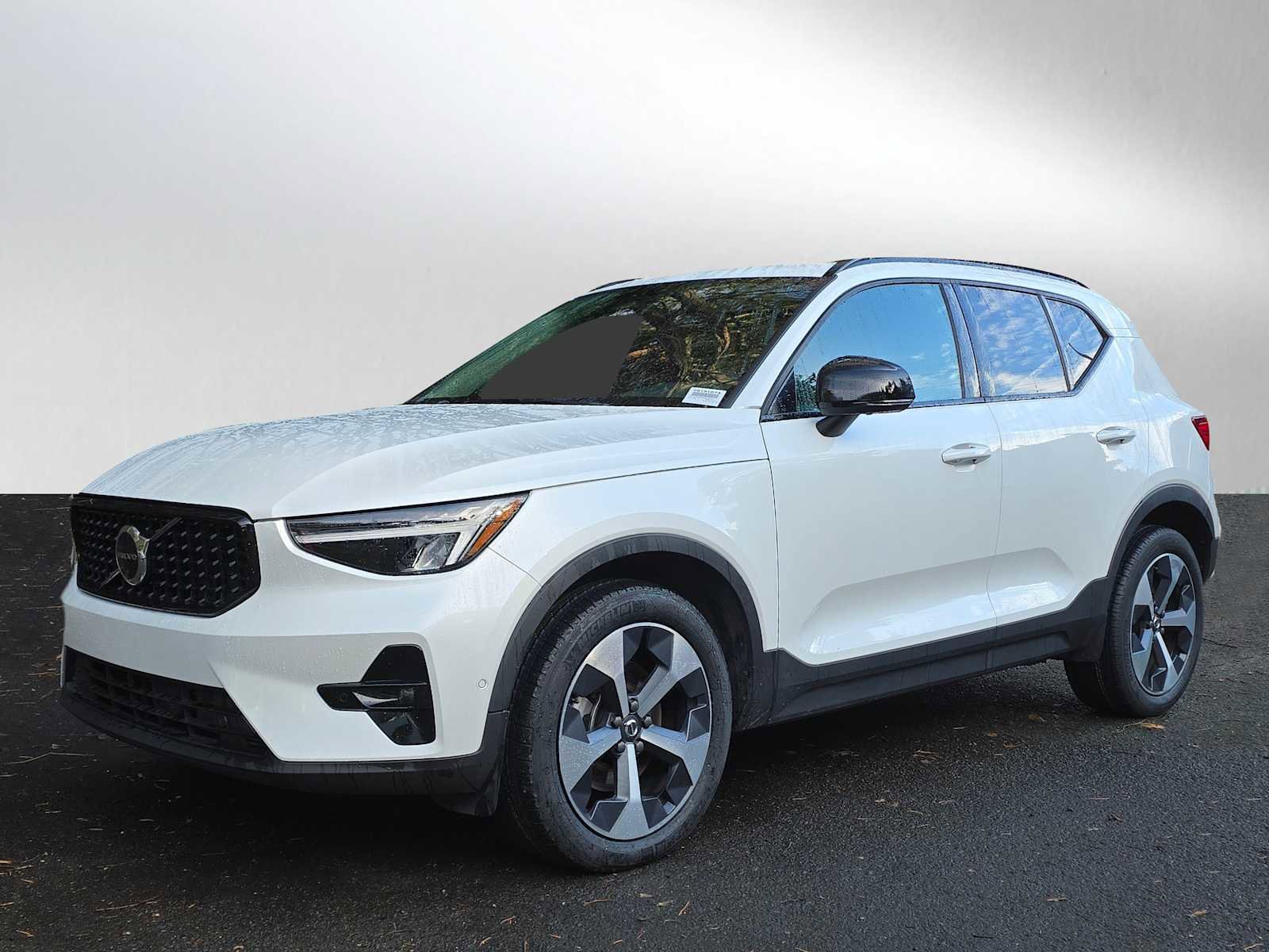 Used 2023 Volvo XC40 B5 Plus w/ Driver Assist Package image 6