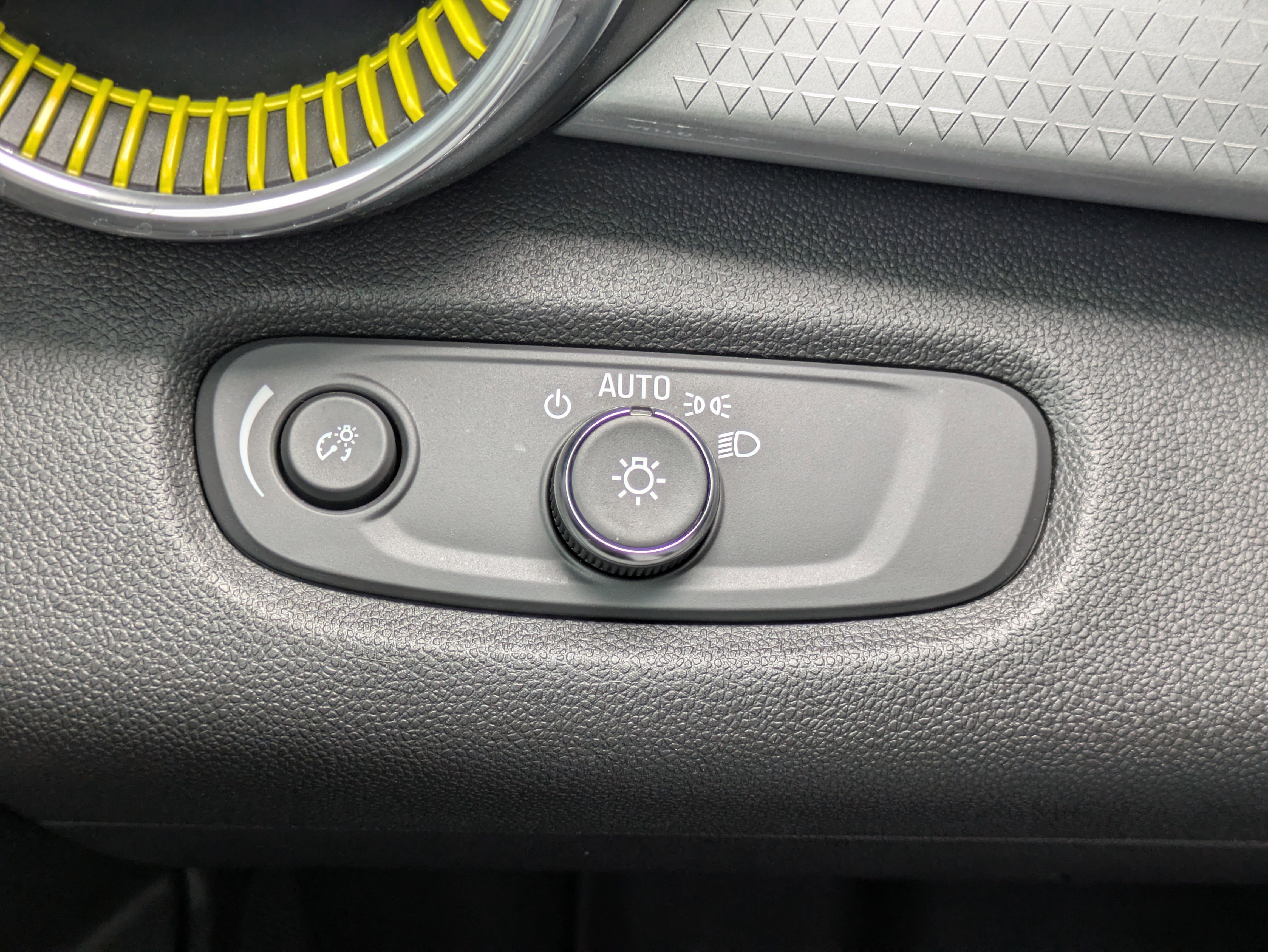 Used 2024 Chevrolet Trax LT w/ Driver Confidence Package image 14