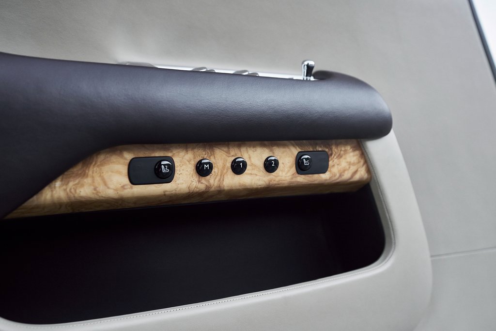 Used 2017 Rolls-Royce Dawn image 34