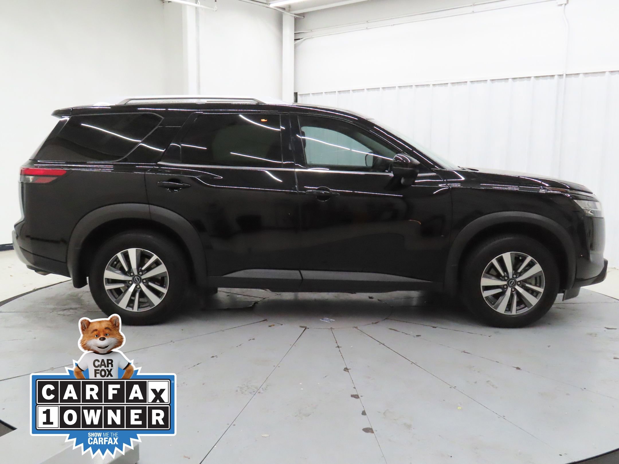 Used 2024 Nissan Pathfinder SL w/ Lighting Package (N92) image 2