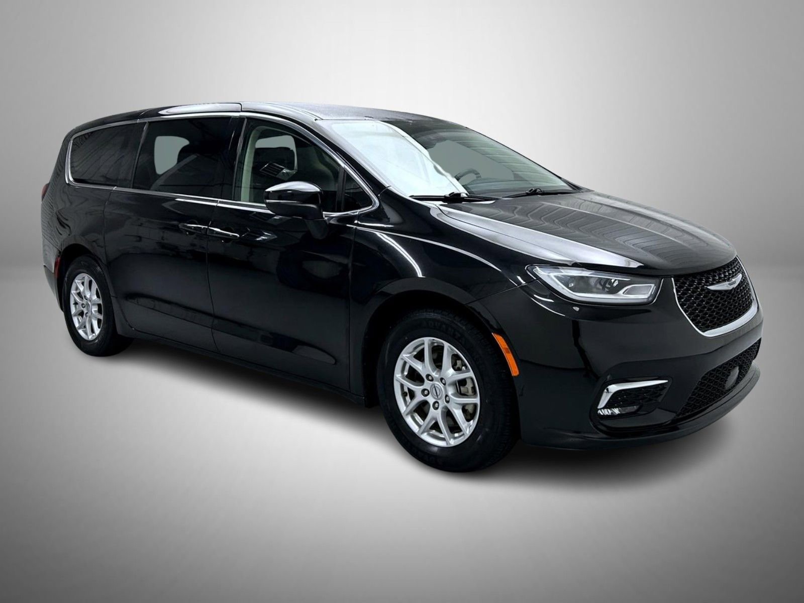 Used 2023 Chrysler Pacifica Touring-L image 3