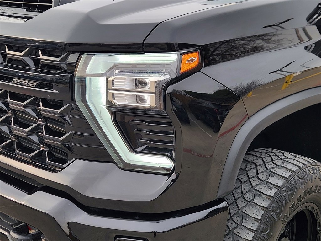 Used 2024 Chevrolet Silverado 2500 ZR2 w/ Technology Package image 8