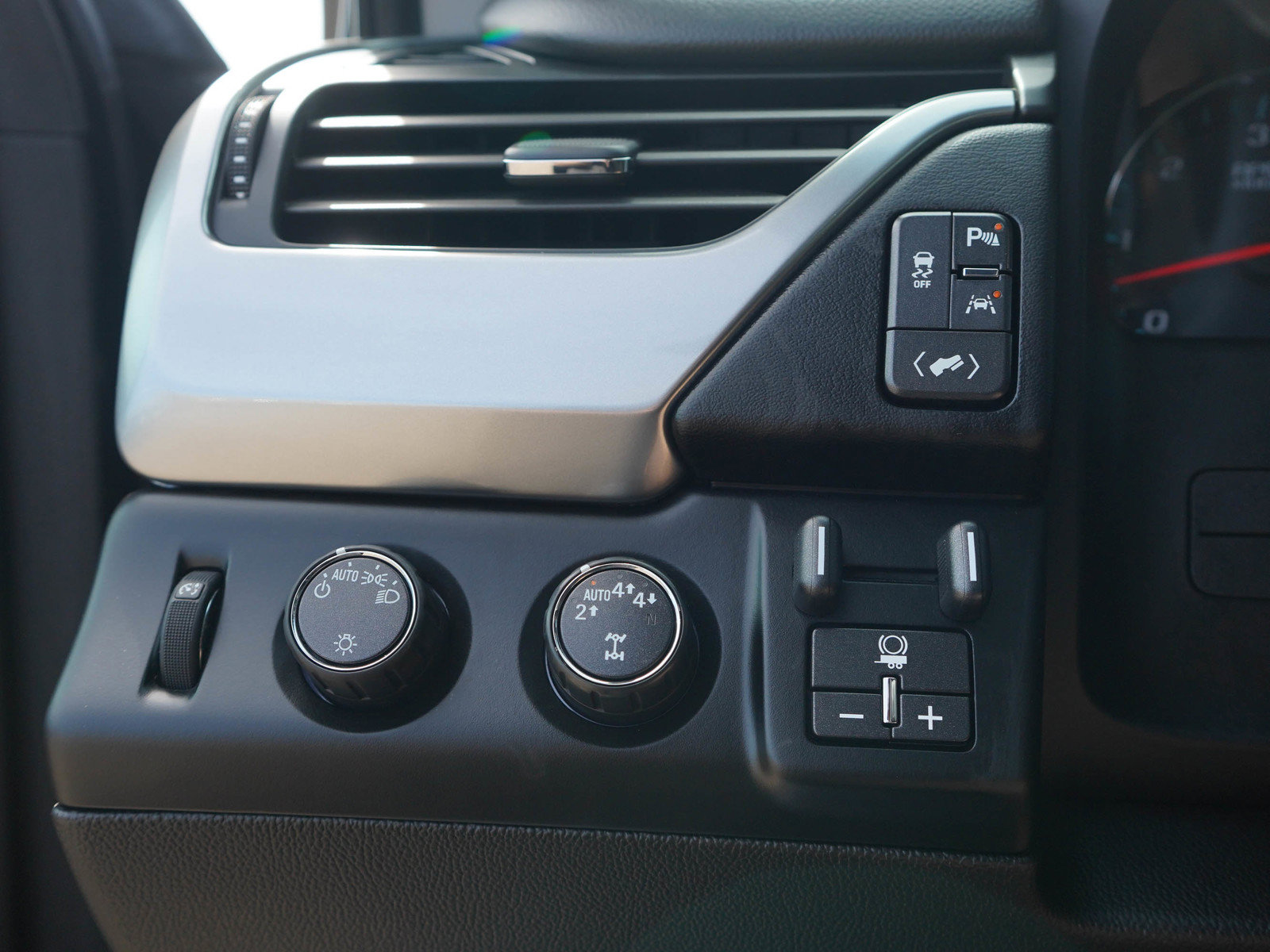Used 2019 Chevrolet Tahoe LT w/ RST Edition AWD/4WD image 27