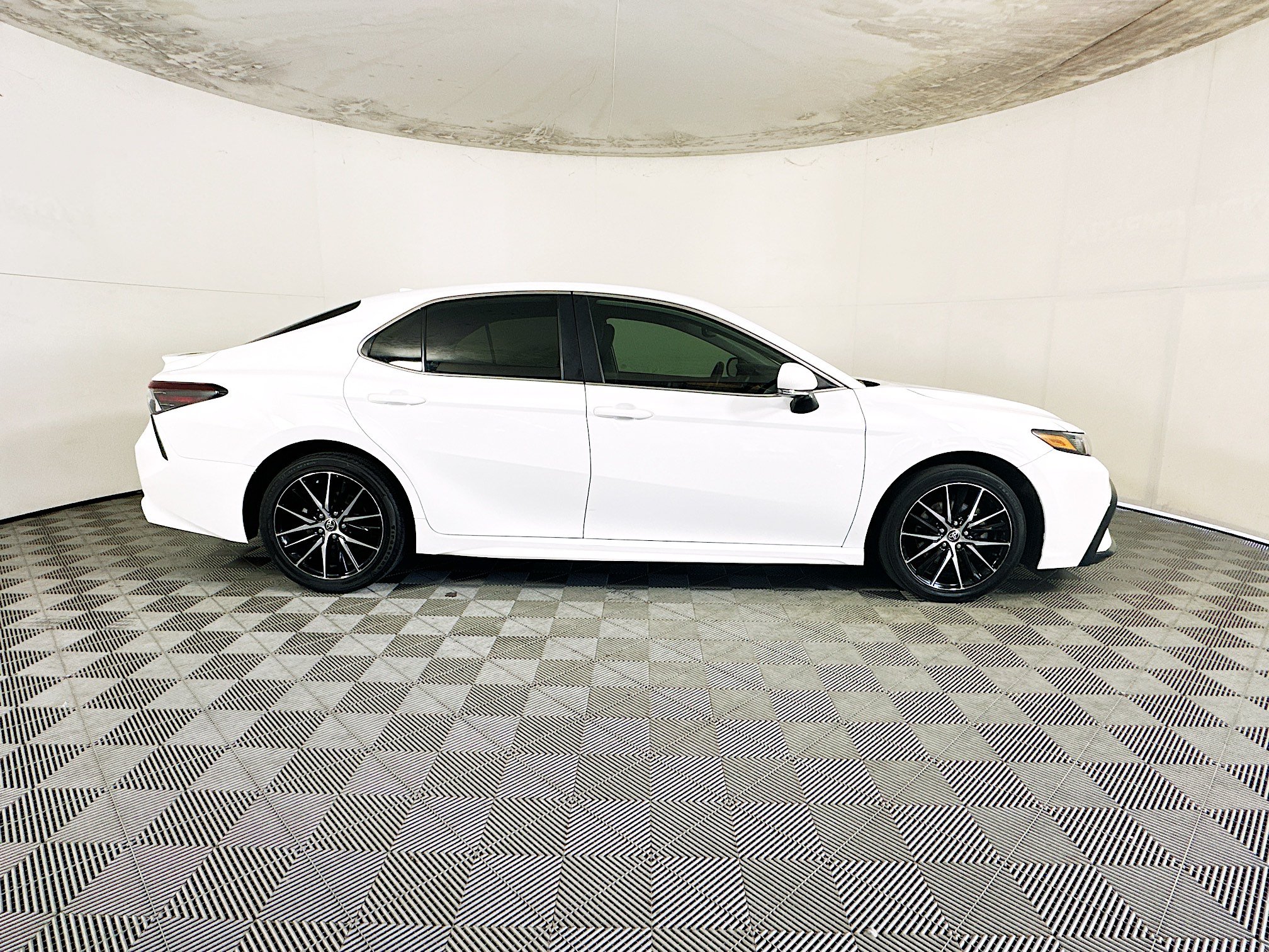 Used 2022 Toyota Camry SE w/ Convenience Package FWD image 2