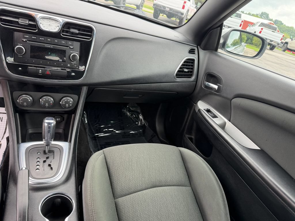 Used 2011 Chrysler 200 Touring FWD image 19