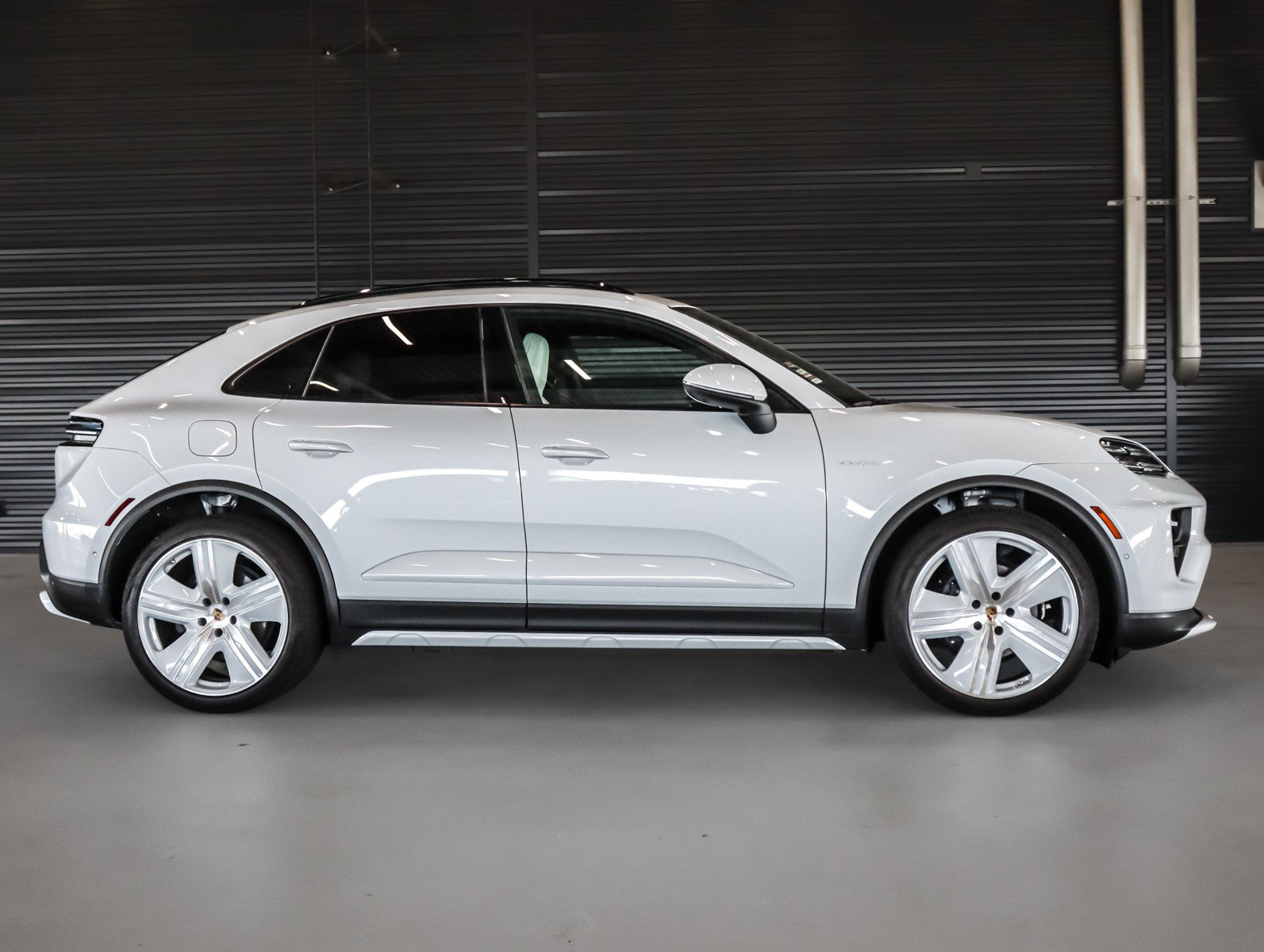 Used 2025 Porsche Macan Electric RWD image 11