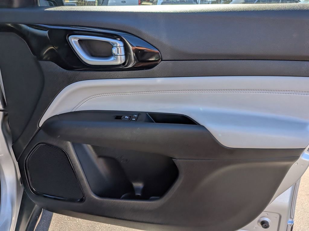 Used 2025 Jeep Compass Limited image 32