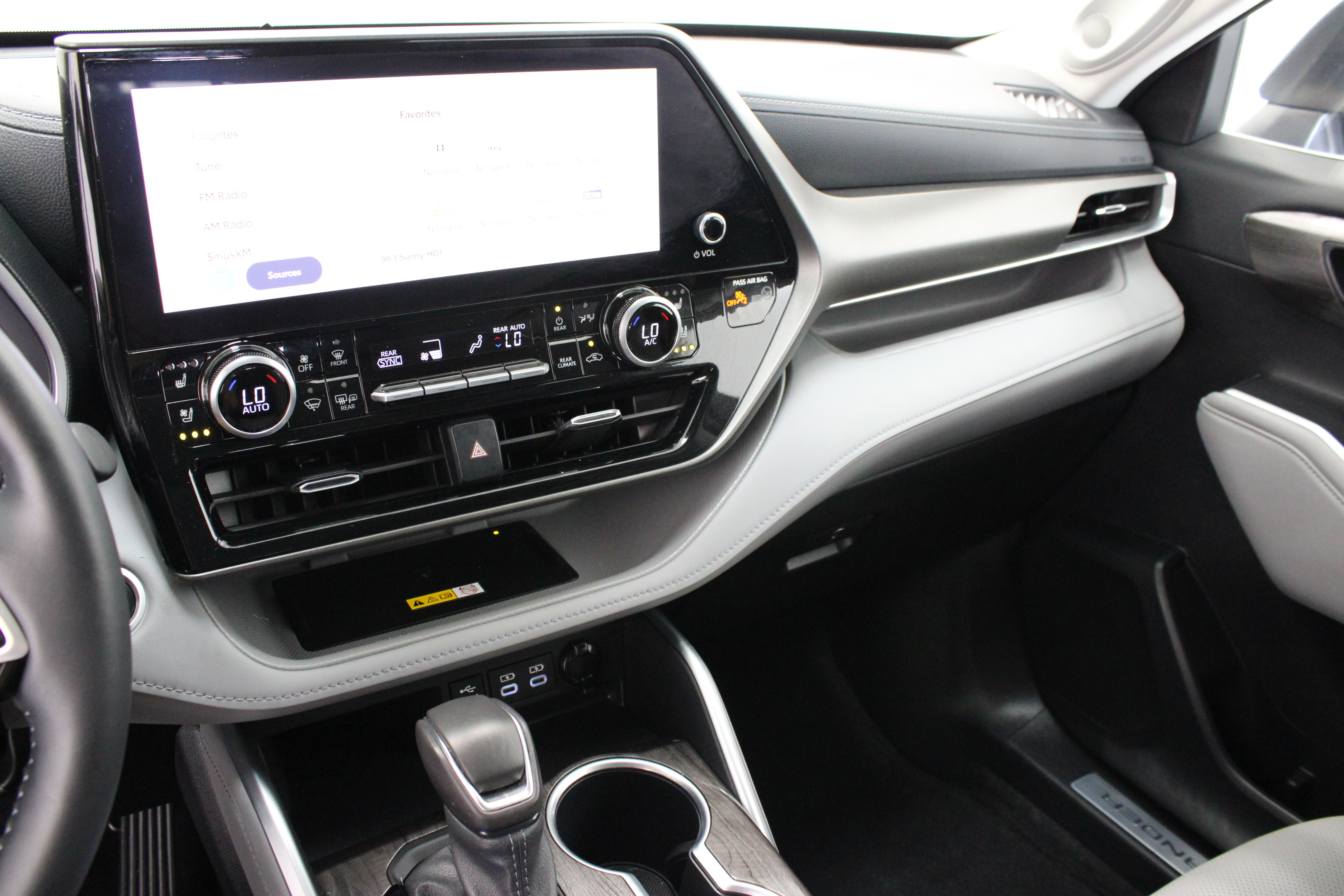 Used 2024 Toyota Highlander Limited FWD image 16