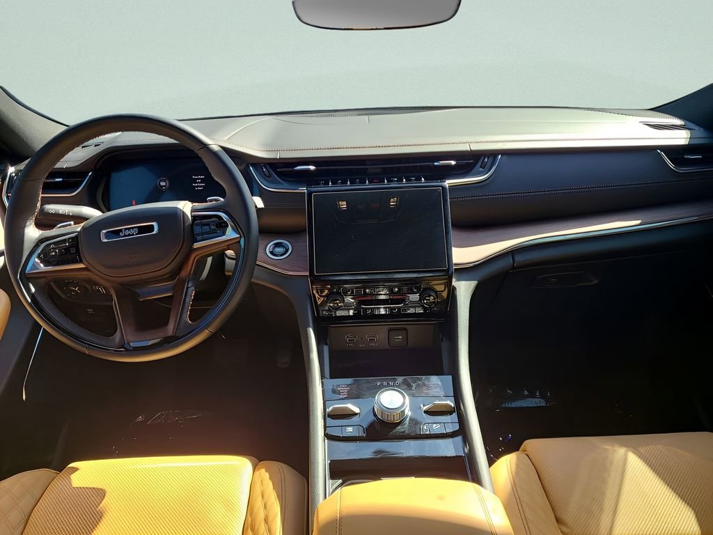 Used 2025 Jeep Grand Cherokee Summit image 2