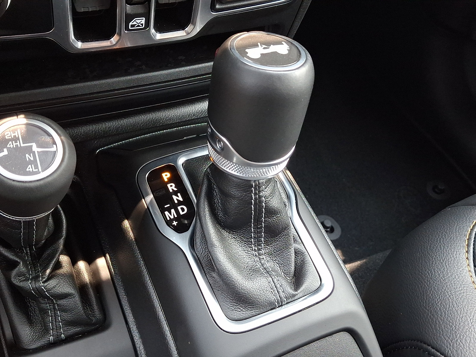 Used 2024 Jeep Wrangler Unlimited Sahara w/ Technology Group AWD/4WD image 14