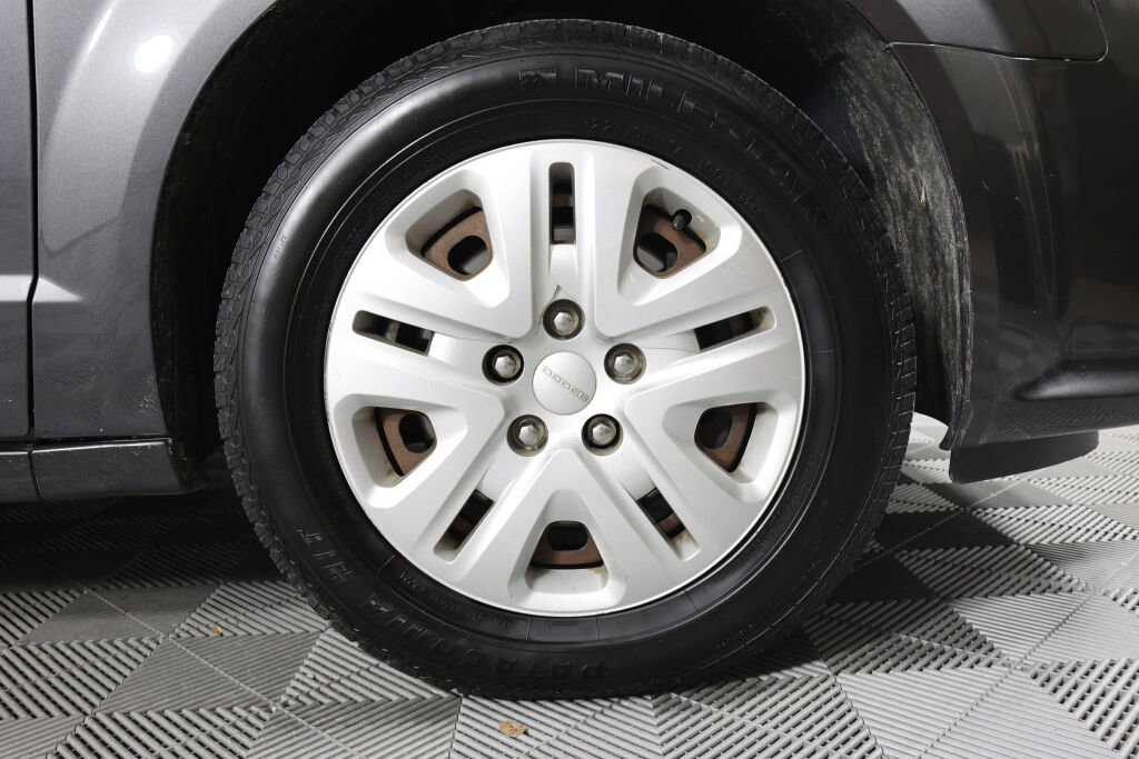 Used 2017 Dodge Grand Caravan SE image 6