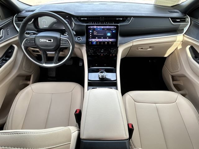 Used 2025 Jeep Grand Cherokee Limited RWD image 11