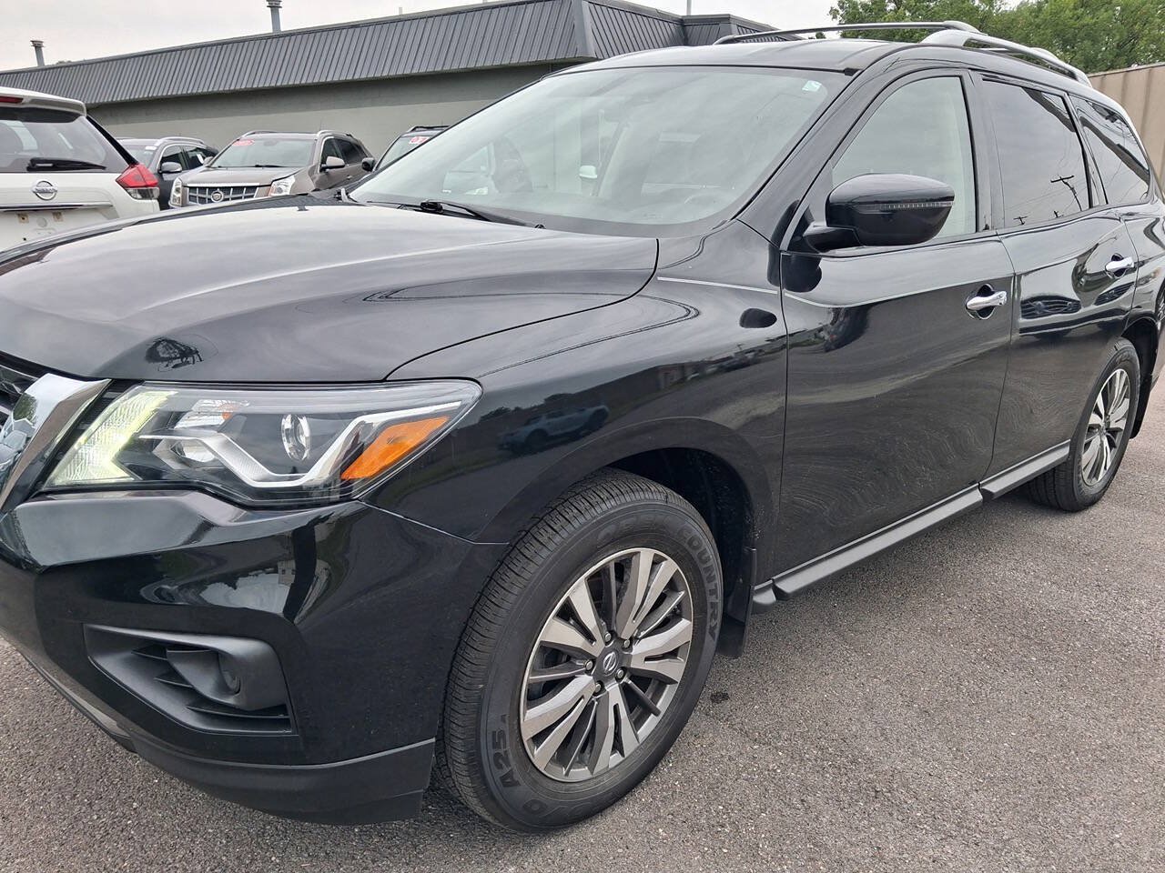 Used 2019 Nissan Pathfinder S AWD/4WD image 1