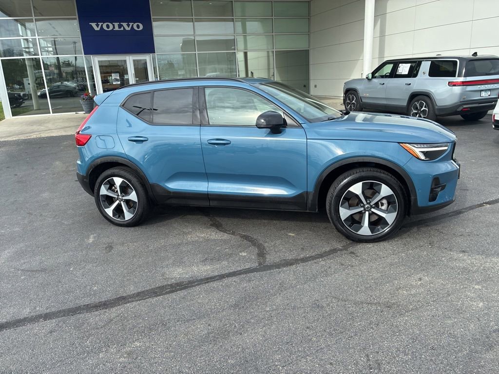 Used 2025 Volvo XC40 B5 Plus AWD/4WD image 2