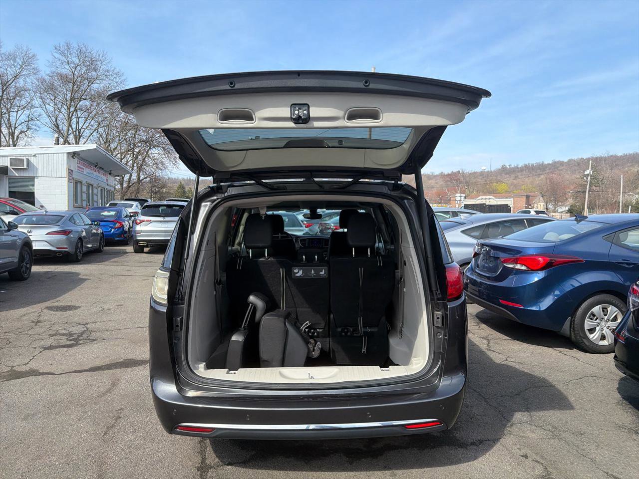 Used 2019 Chrysler Pacifica Touring-L FWD image 9