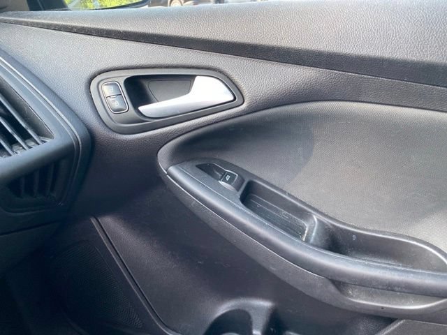 Used 2015 Ford Focus SE w/ SE Cold Weather Package FWD image 25