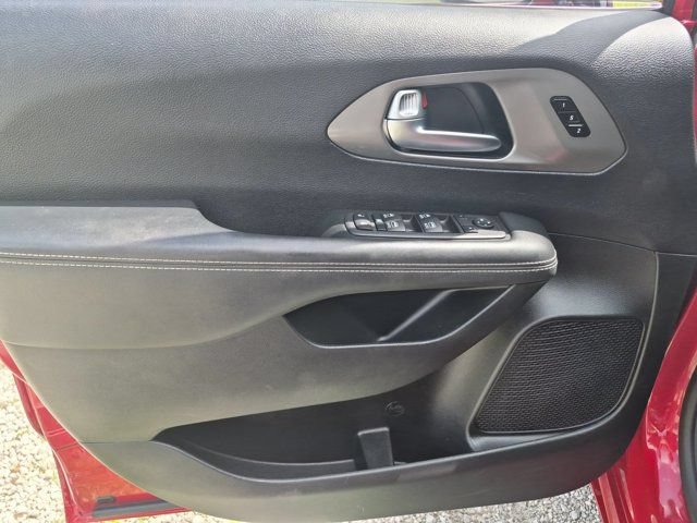 Used 2025 Chrysler Pacifica Select FWD image 11