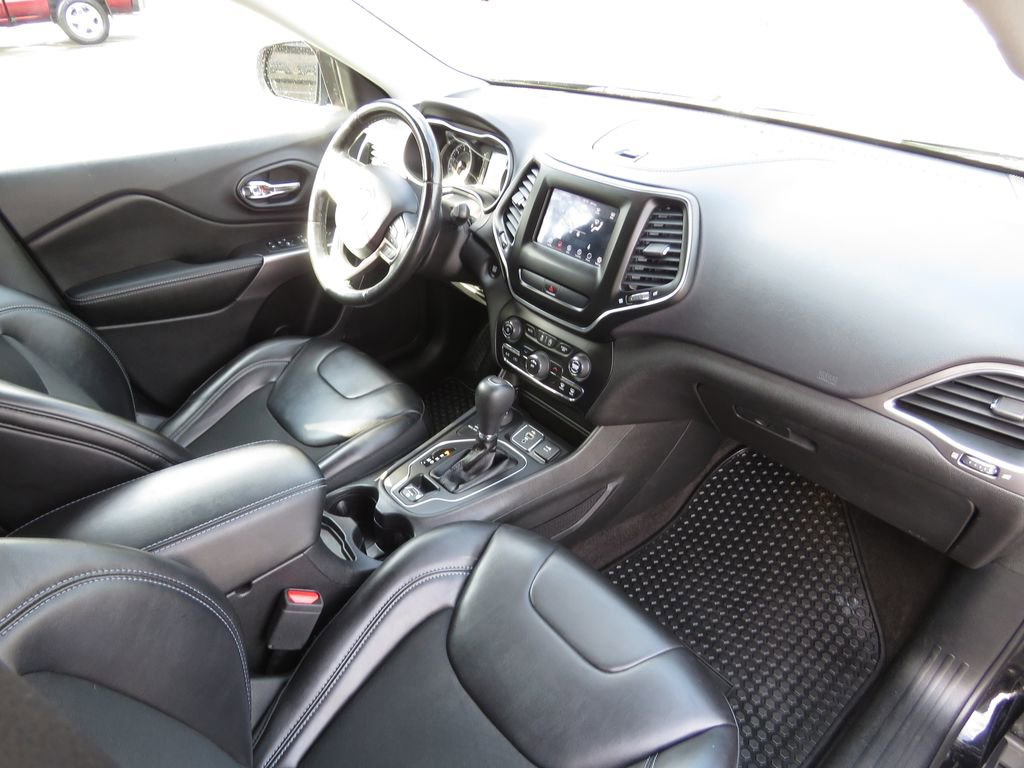 Used 2019 Jeep Cherokee Latitude Plus w/ Cold Weather Group image 14