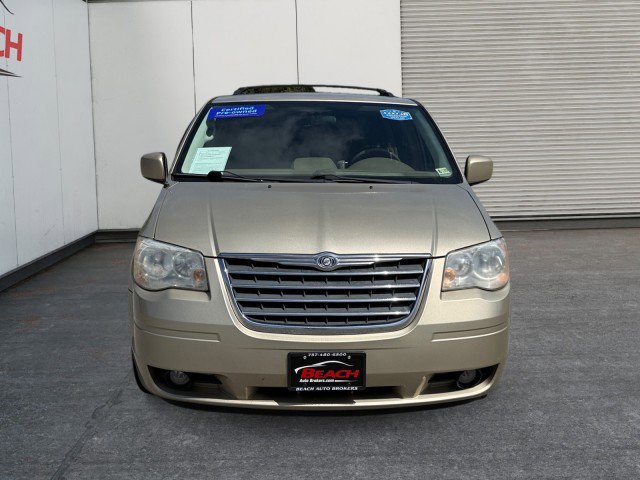 Used 2010 Chrysler Town & Country Touring w/ Entertainment Group #2 FWD image 5