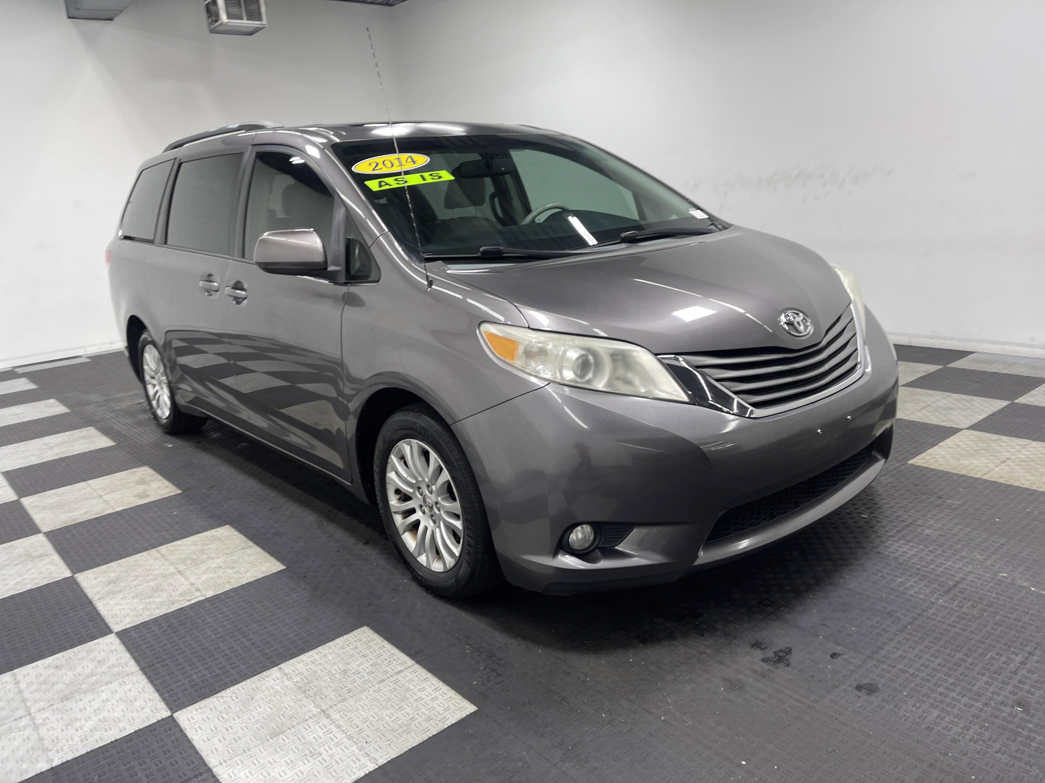 Used 2014 Toyota Sienna XLE image 6