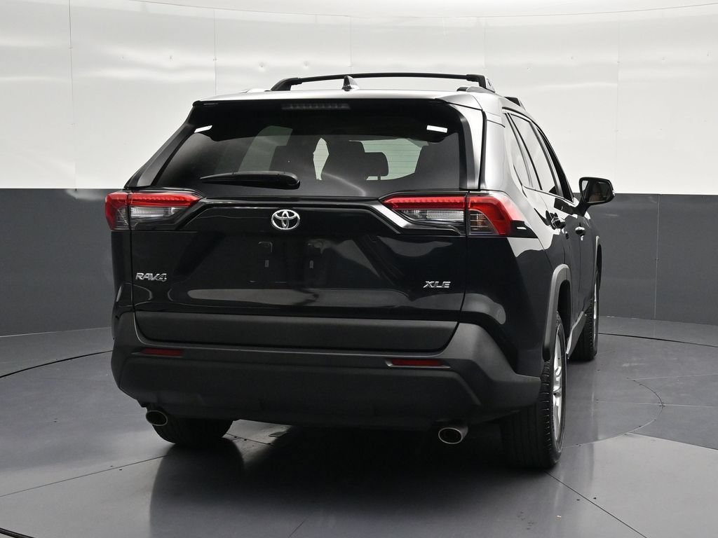 Used 2020 Toyota RAV4 XLE w/ Convenience Package FWD image 2