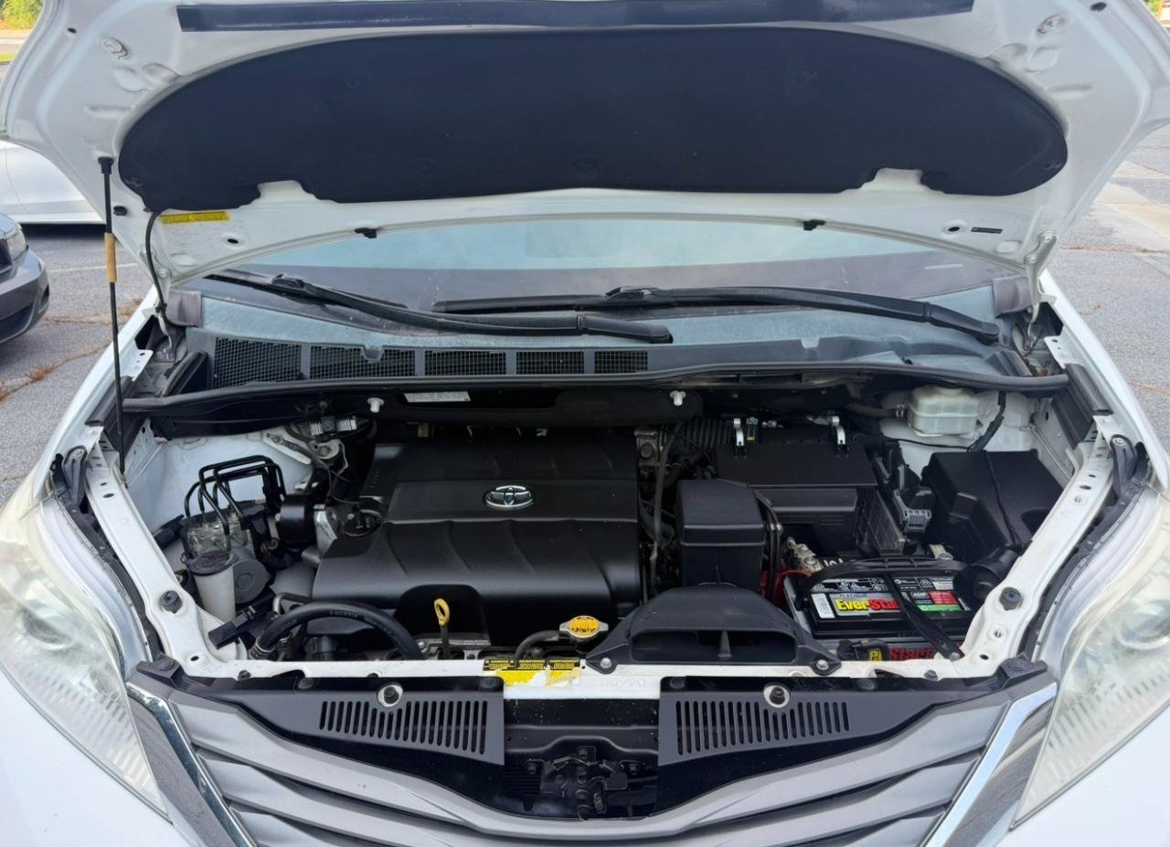 Used 2013 Toyota Sienna XLE FWD image 32