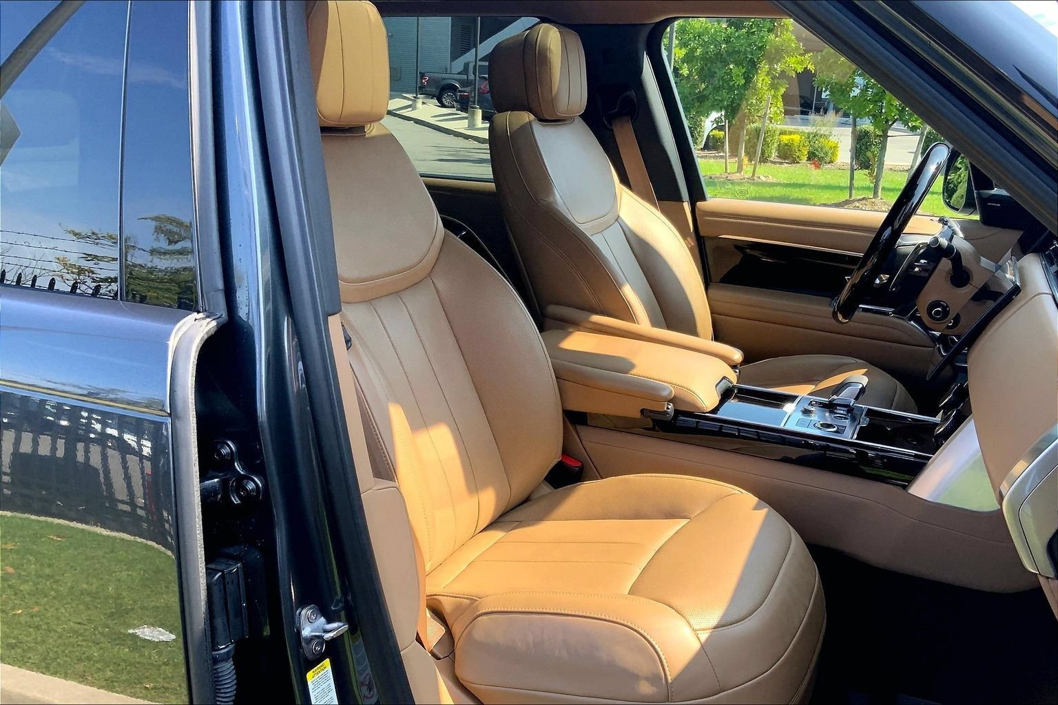 Certified 2023 Land Rover Range Rover Long Wheelbase SE AWD/4WD image 8