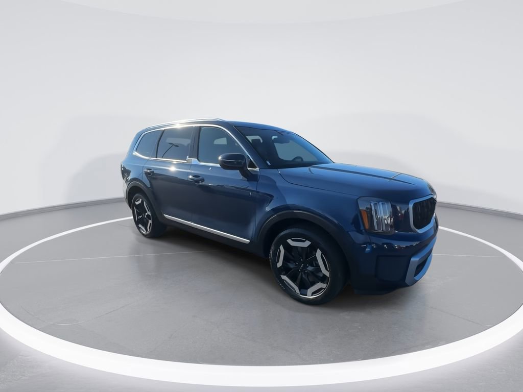 Used 2024 Kia Telluride EX w/ EX Captain's Chair Package image 2