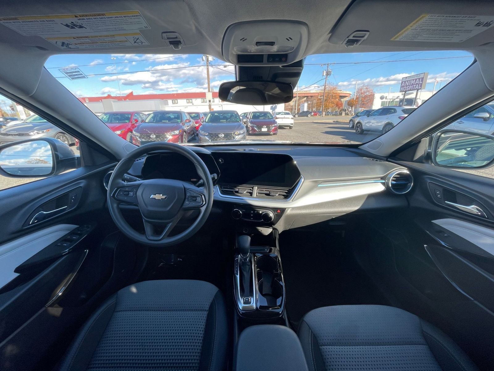 Used 2025 Chevrolet Trax LT image 32