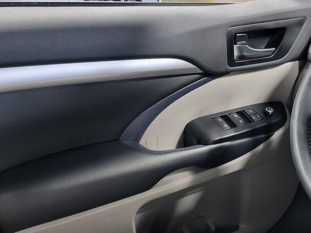 Used 2019 Toyota Highlander XLE AWD/4WD image 22