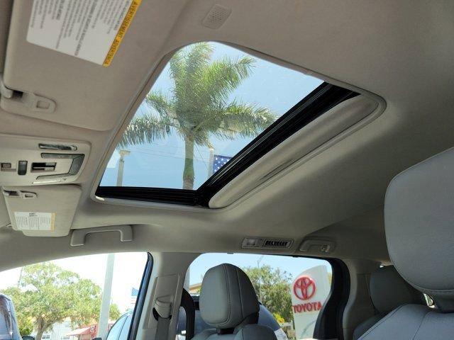 Used 2024 Toyota Sienna XLE FWD image 19