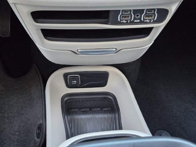 Used 2024 Chrysler Pacifica Touring-L FWD image 20