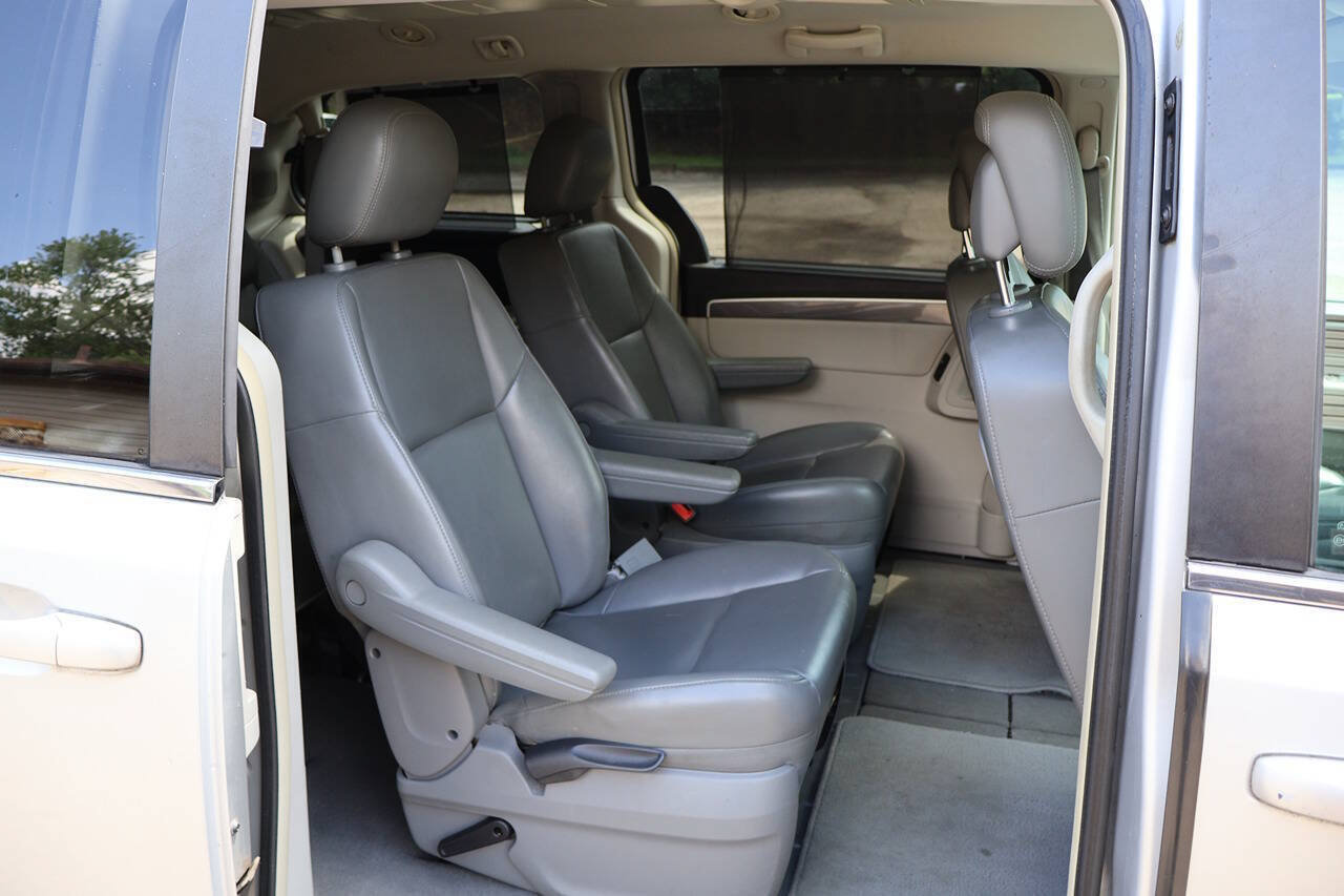 Used 2010 Volkswagen Routan SE FWD image 24