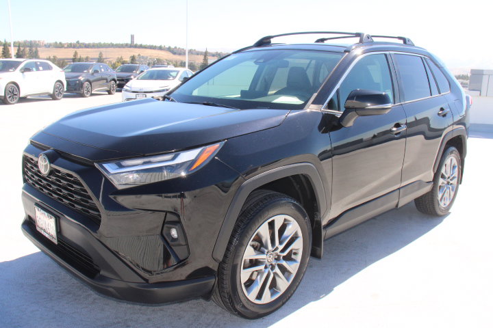 Used 2023 Toyota RAV4 XLE Premium FWD image 6