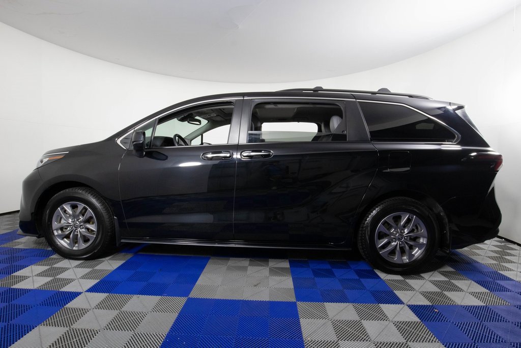 Used 2023 Toyota Sienna XLE image 8