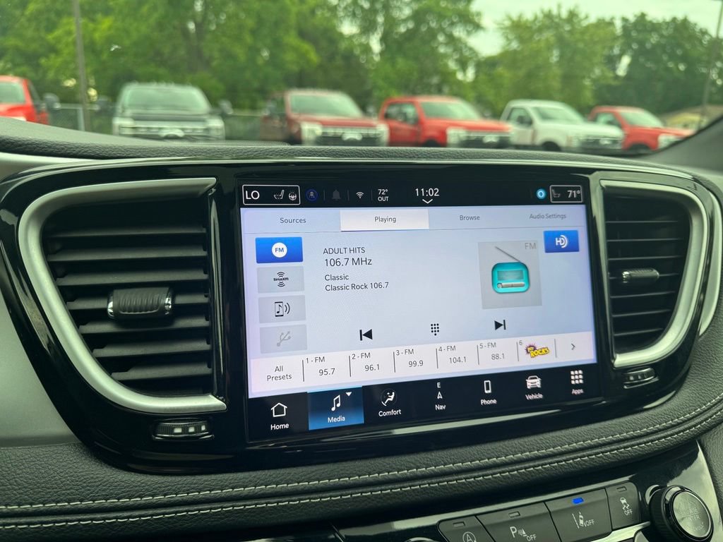 Used 2025 Chrysler Pacifica Limited FWD image 11
