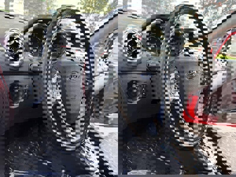 Used 2013 Ford Fiesta SE image 22