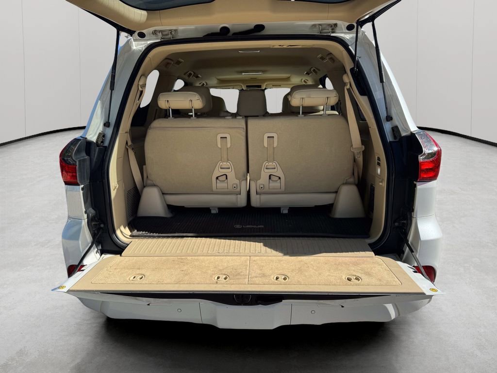 Used 2020 Lexus LX 570 4WD w/ Luxury Package image 22