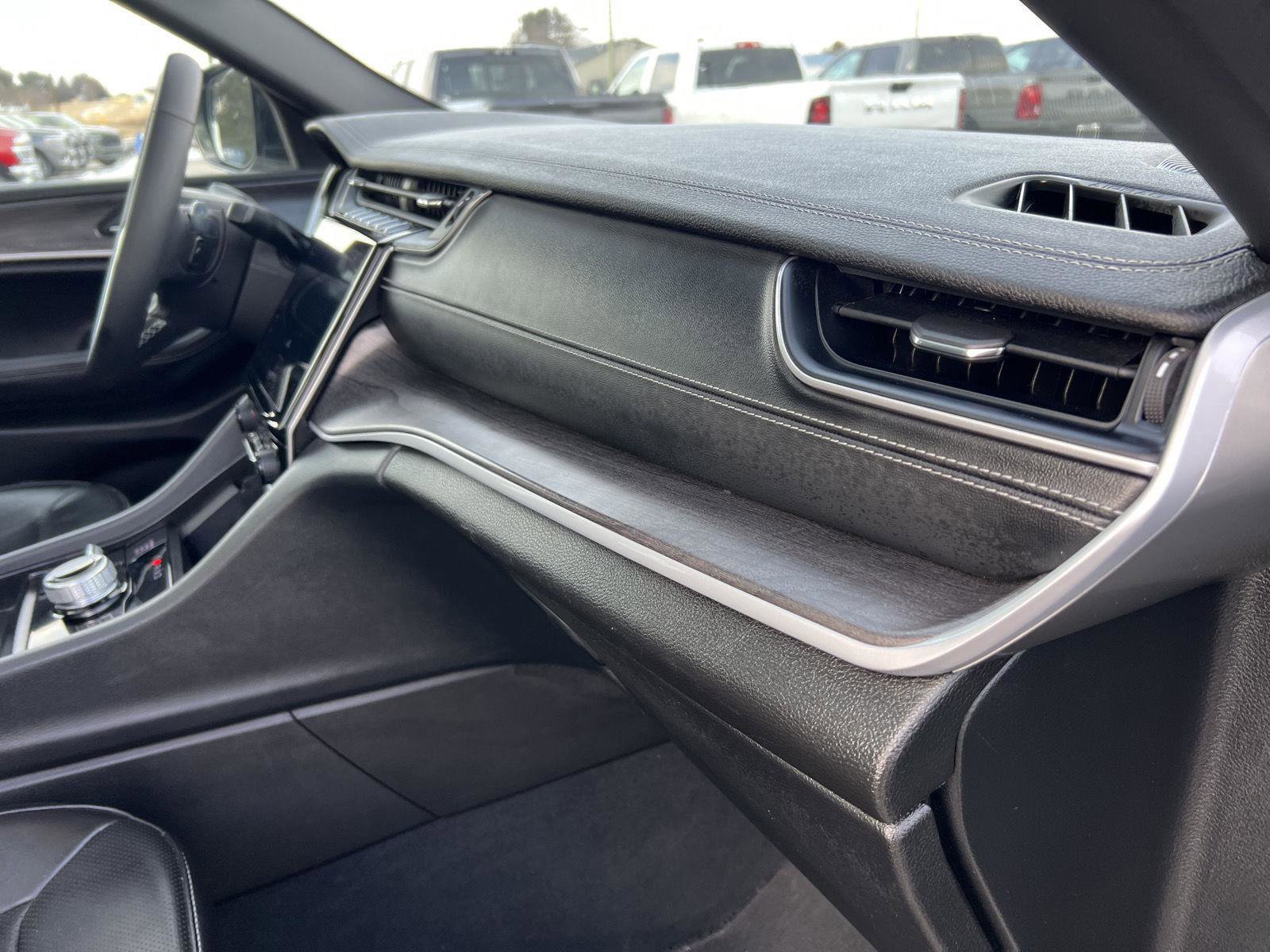 Used 2024 Jeep Grand Cherokee L Limited w/ Luxury Tech Group II image 43