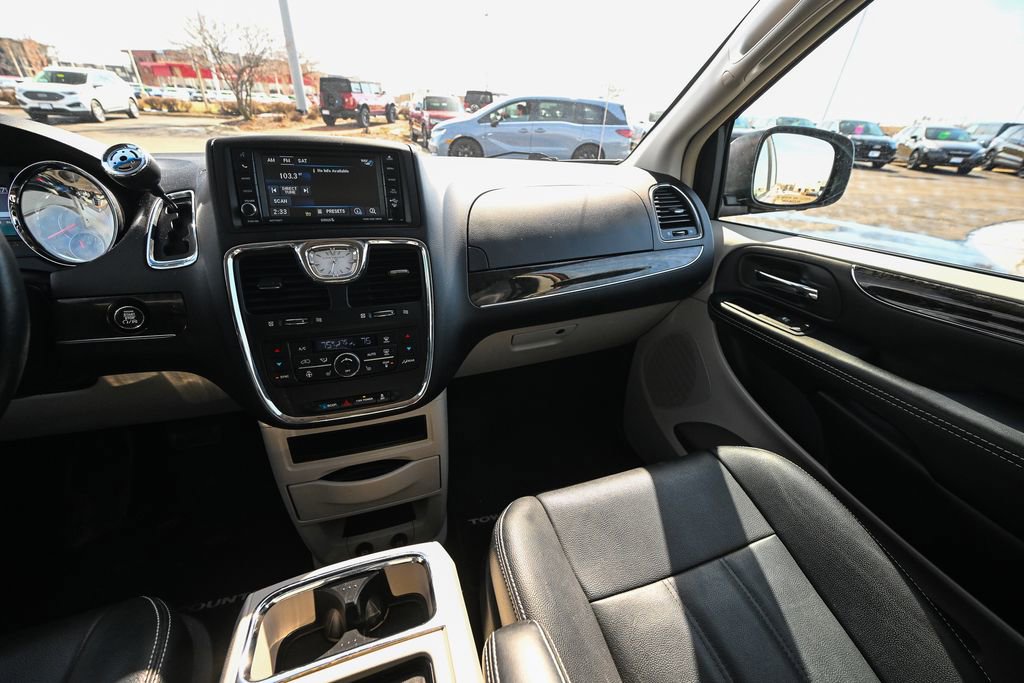 Used 2016 Chrysler Town & Country Touring w/ Driver Convenience Group image 32