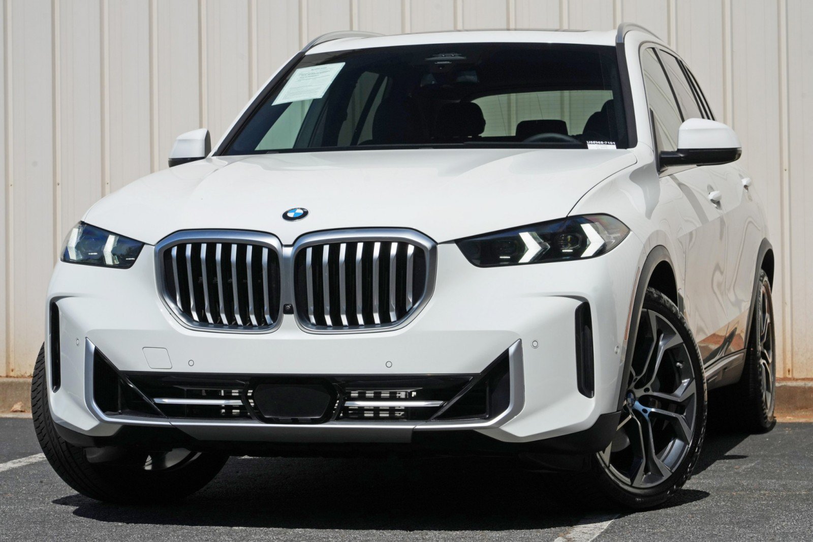Used 2024 BMW X5 xDrive40i w/ Parking Assistance Package AWD/4WD image 3