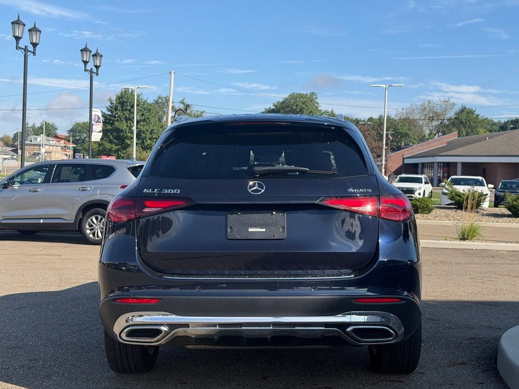 Used 2023 Mercedes-Benz GLC 300 4MATIC image 3