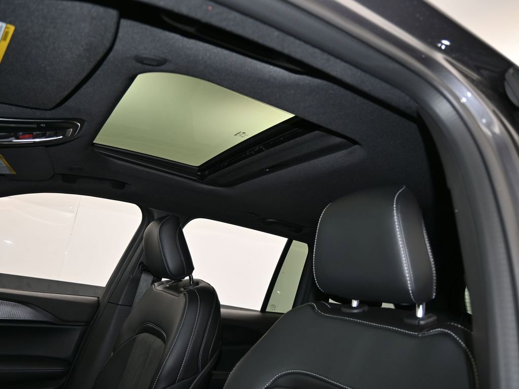 New 2025 Jeep Grand Cherokee Altitude image 12