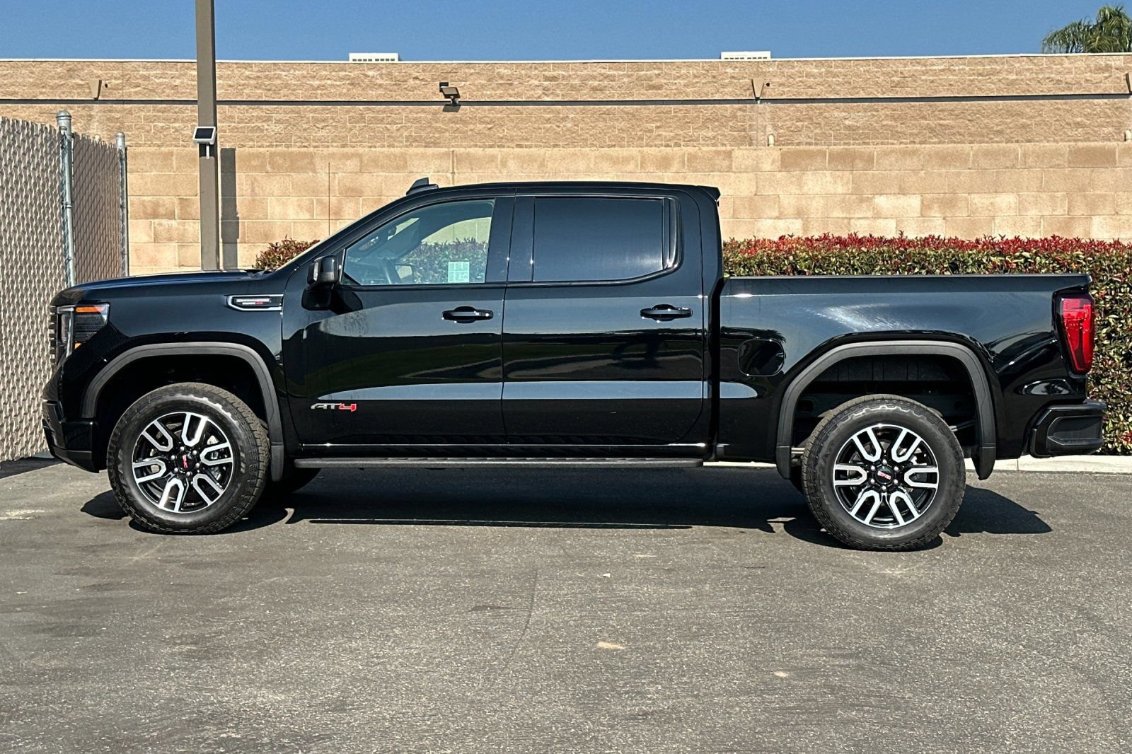 Certified 2025 GMC Sierra 1500 AT4 w/ AT4 Premium Package AWD/4WD image 7