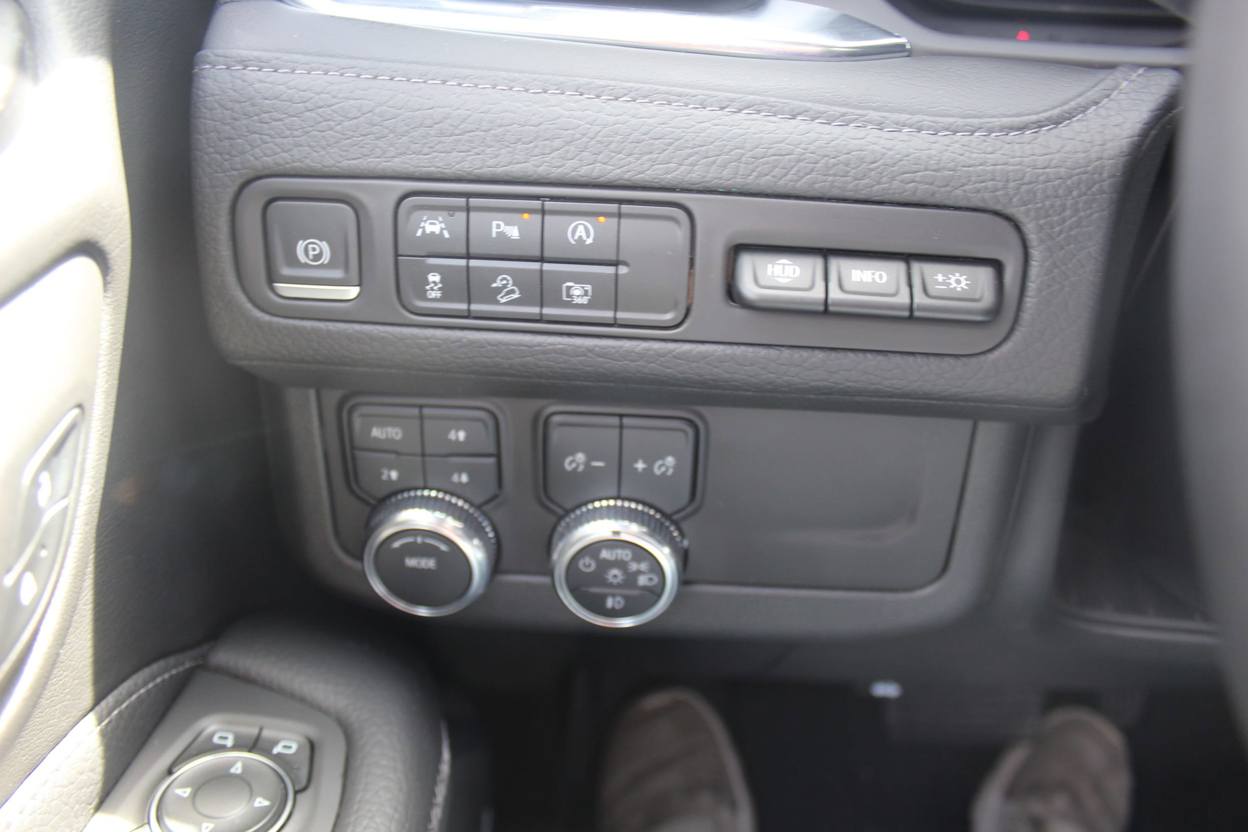 Used 2023 GMC Yukon XL Denali AWD/4WD image 10