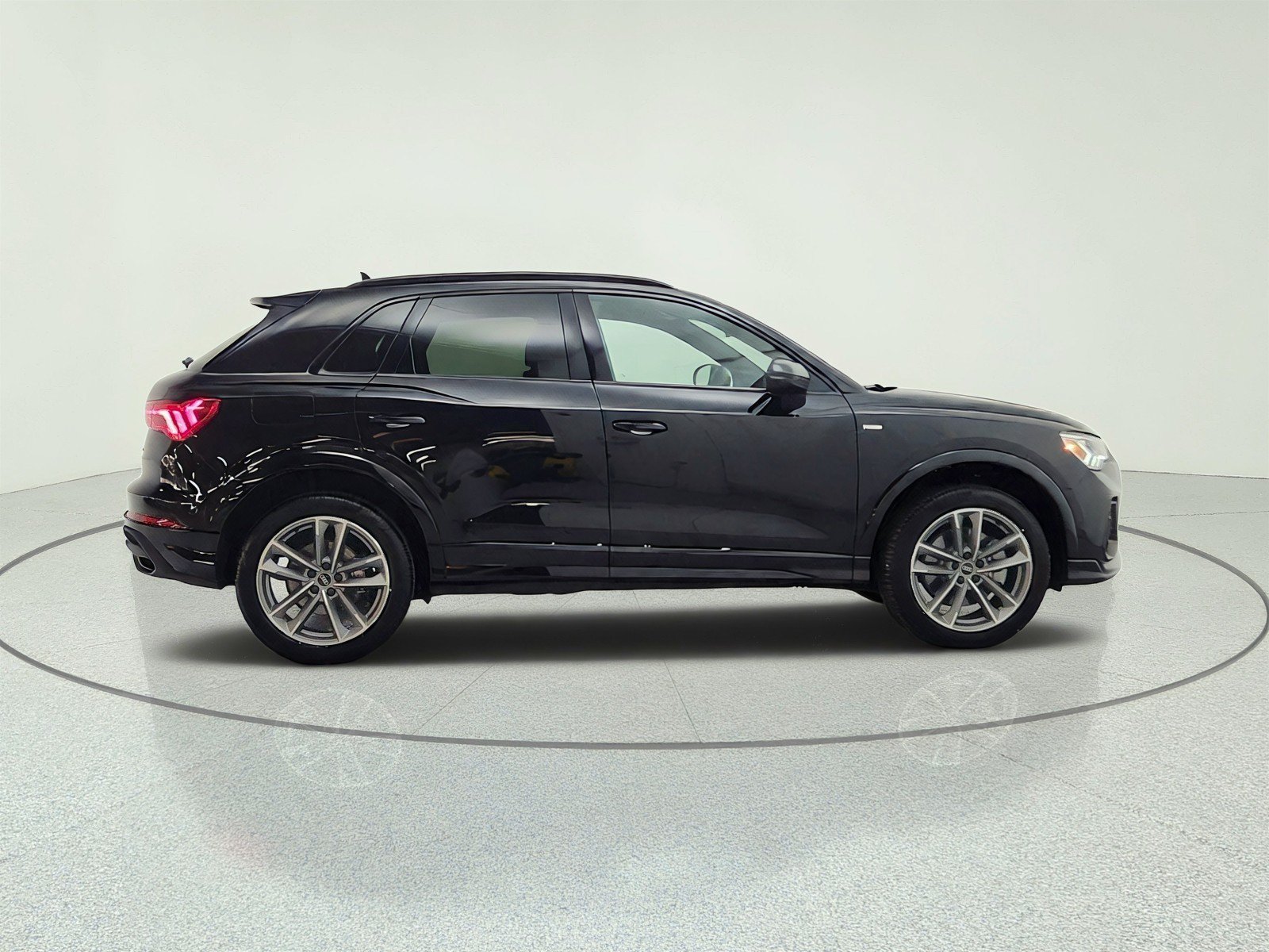Used 2025 Audi Q3 2.0T Premium w/ Convenience Package AWD/4WD image 4