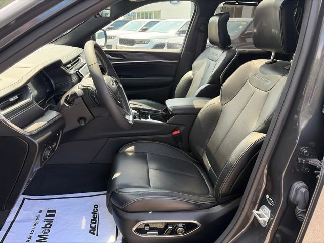 Certified 2023 Jeep Grand Cherokee Overland w/ Luxury Tech Group IV AWD/4WD image 13