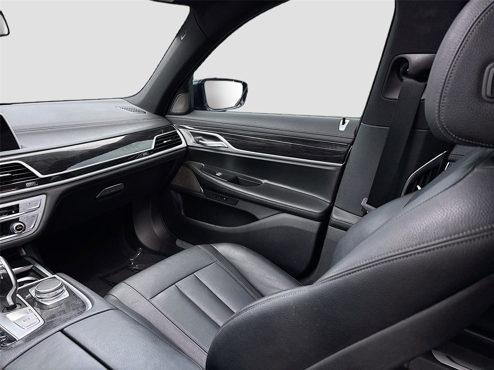 Used 2019 BMW 740e xDrive w/ M Sport Package image 27